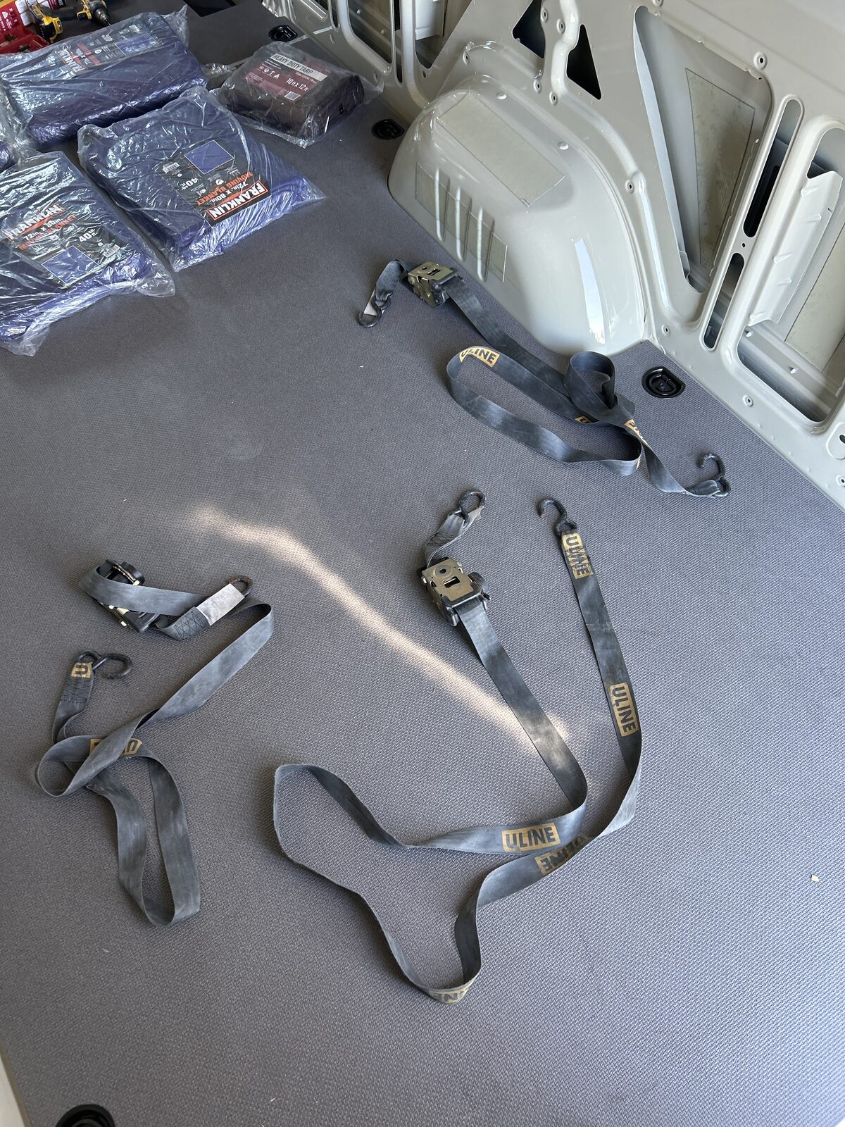 Heavy-duty ratchet tie-down straps